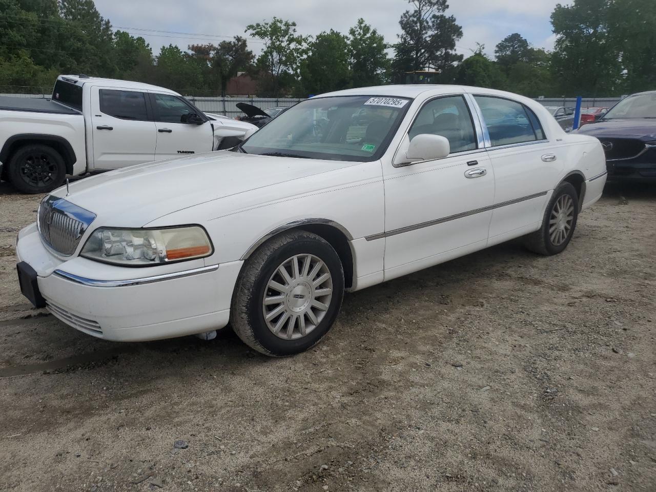 2004 Lincoln Town Car Executive for Sale in Hampton, VA - Front End