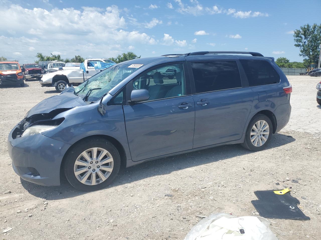 2015 Toyota Sienna Le იყიდება Kansas City-ში, KS - Front End