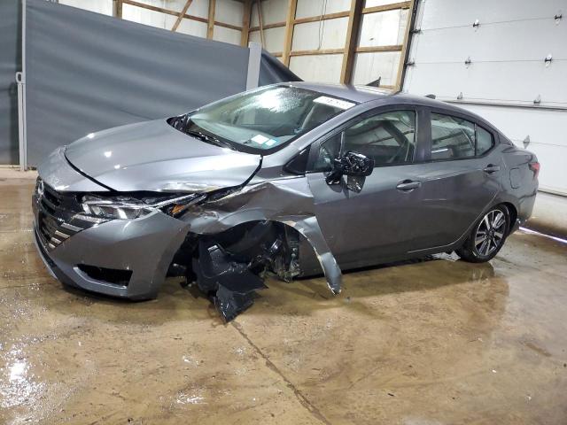 NISSAN VERSA 2023 Szary