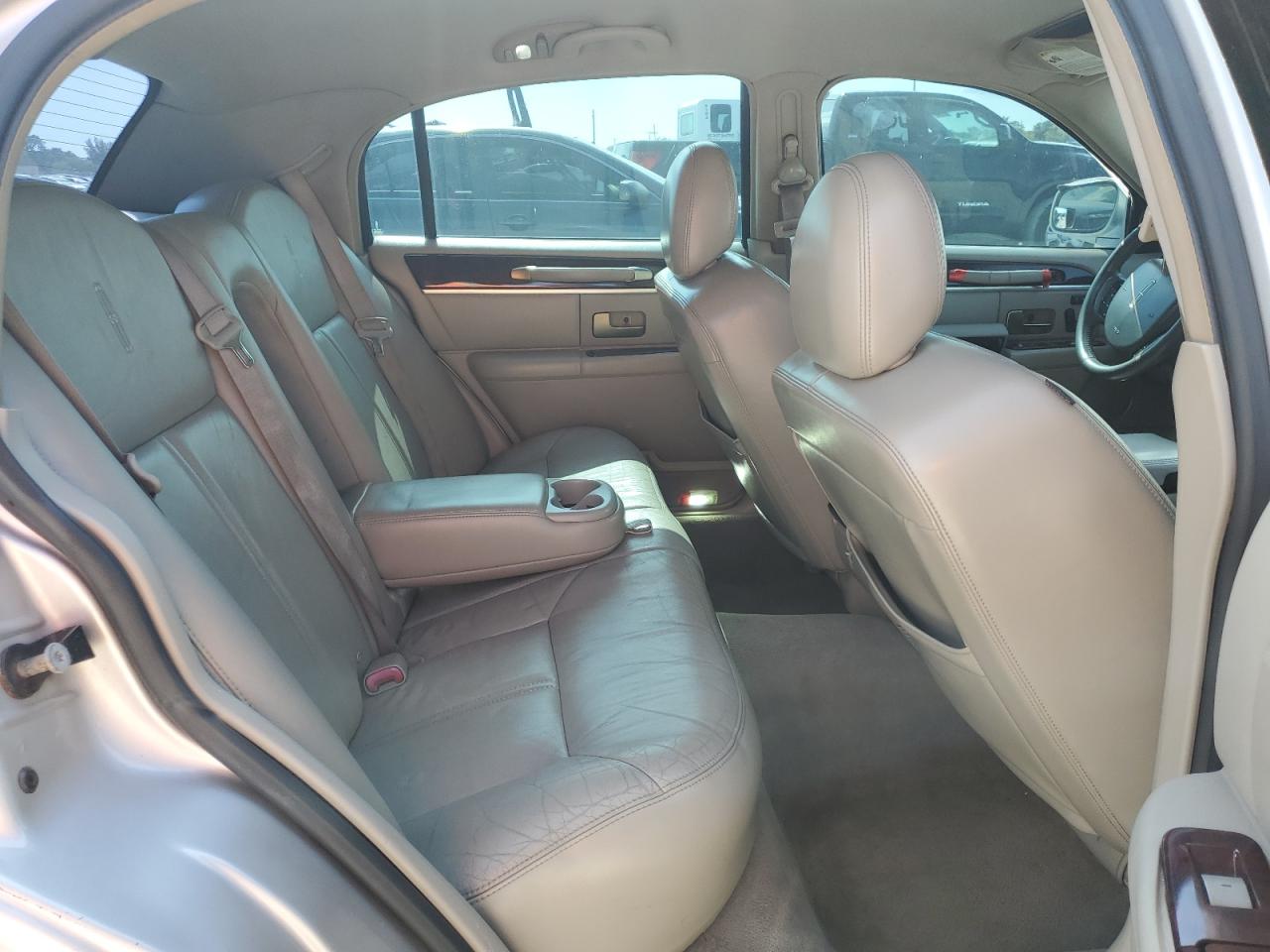 2009 Lincoln Town Car Signature Limited VIN: 2LNHM82V39X628630 Lot: 57118205