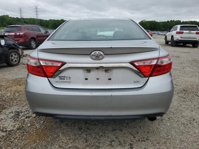 Sedans TOYOTA CAMRY 2016 Srebrny