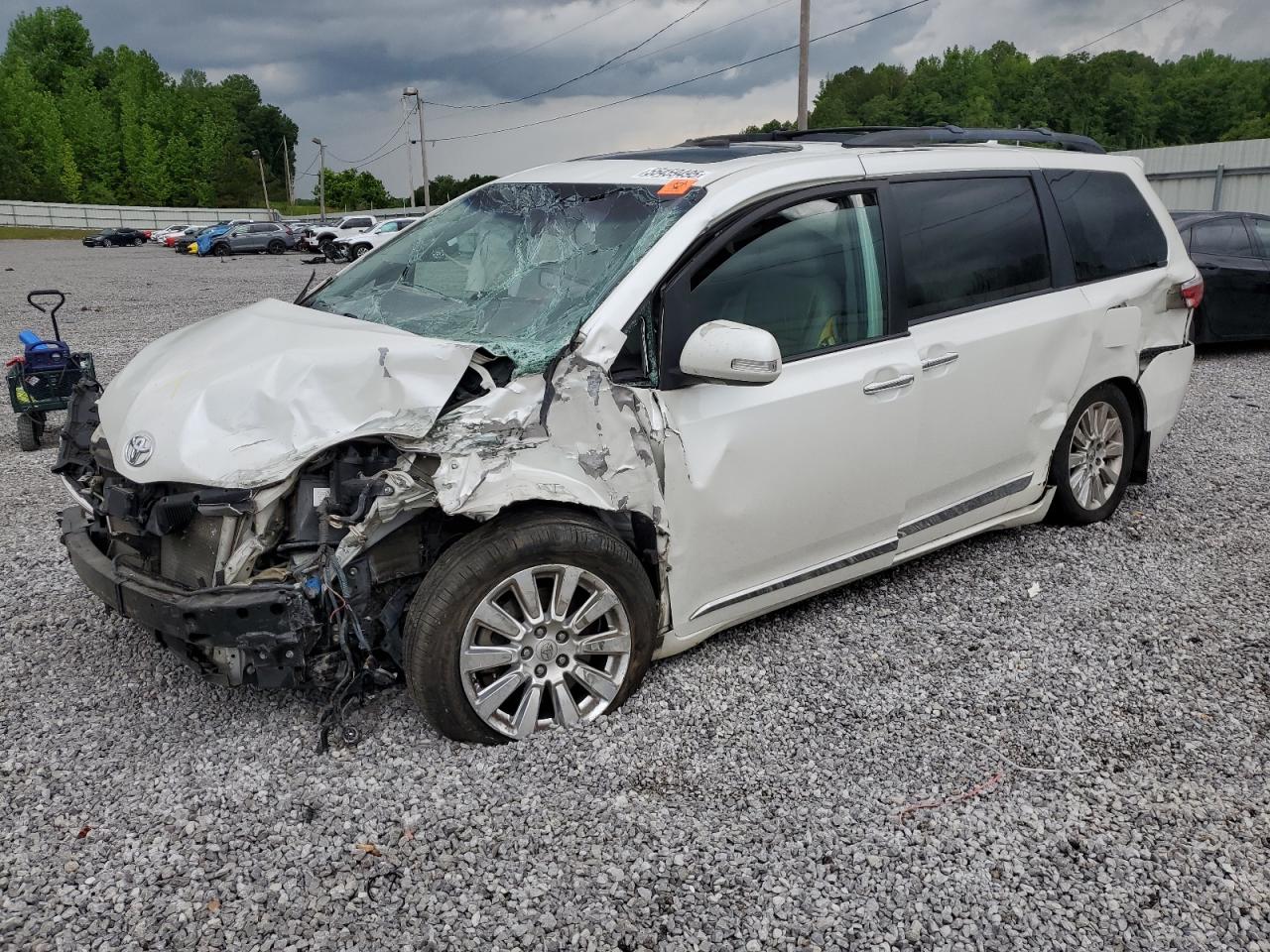 2015 Toyota Sienna Xle for Sale in Grenada, MS - Front End