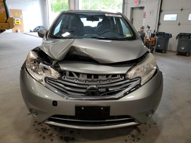 Hatchbacks NISSAN VERSA 2015 Srebrny