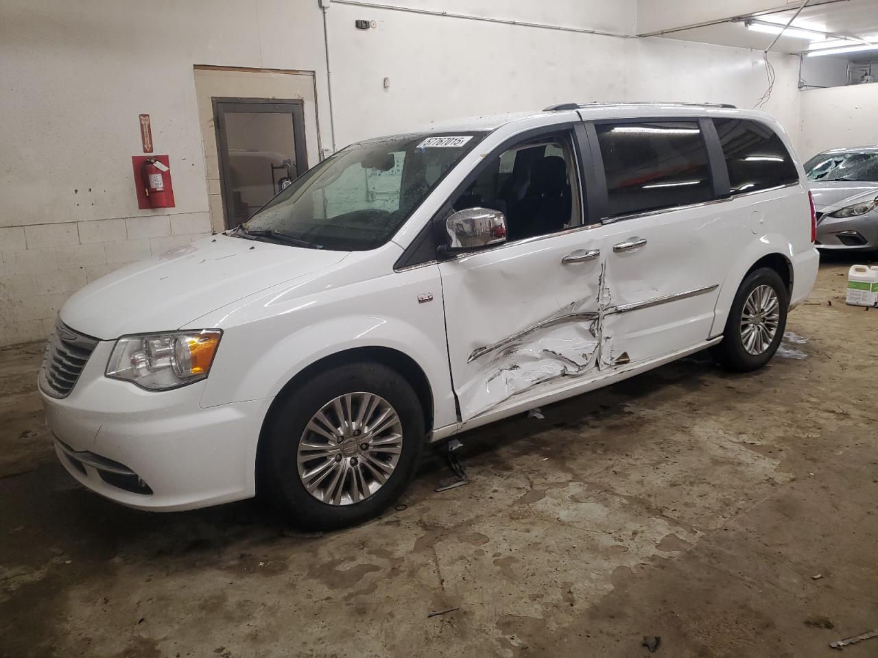 2014 Chrysler Town & Country Touring L zu verkaufen in Ham Lake, MN - Side