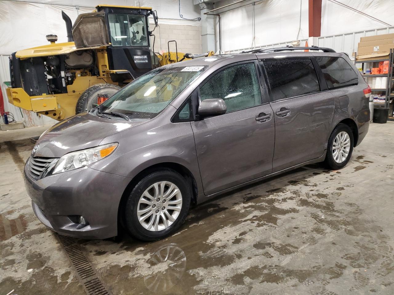 2014 Toyota Sienna Xle for Sale in Mcfarland, WI - Side