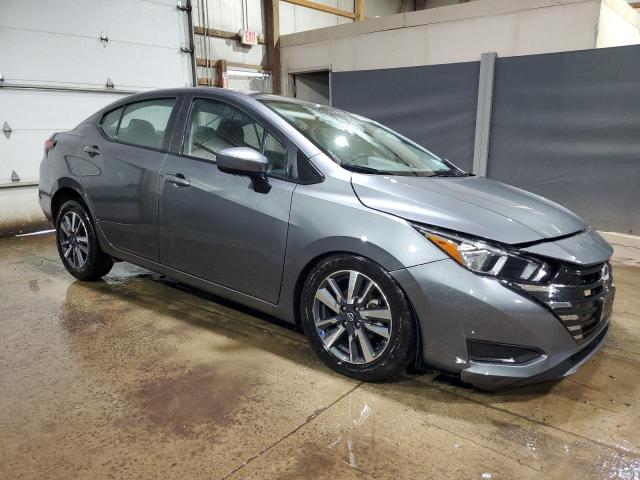  NISSAN VERSA 2023 Szary