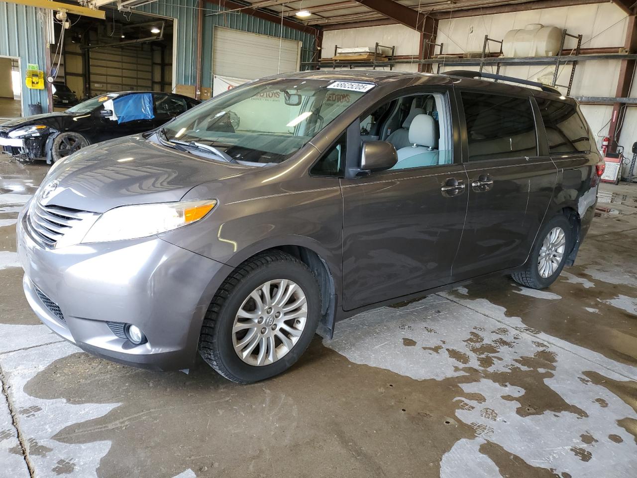 2017 Toyota Sienna Xle na sprzedaż w Eldridge, IA - Rear End