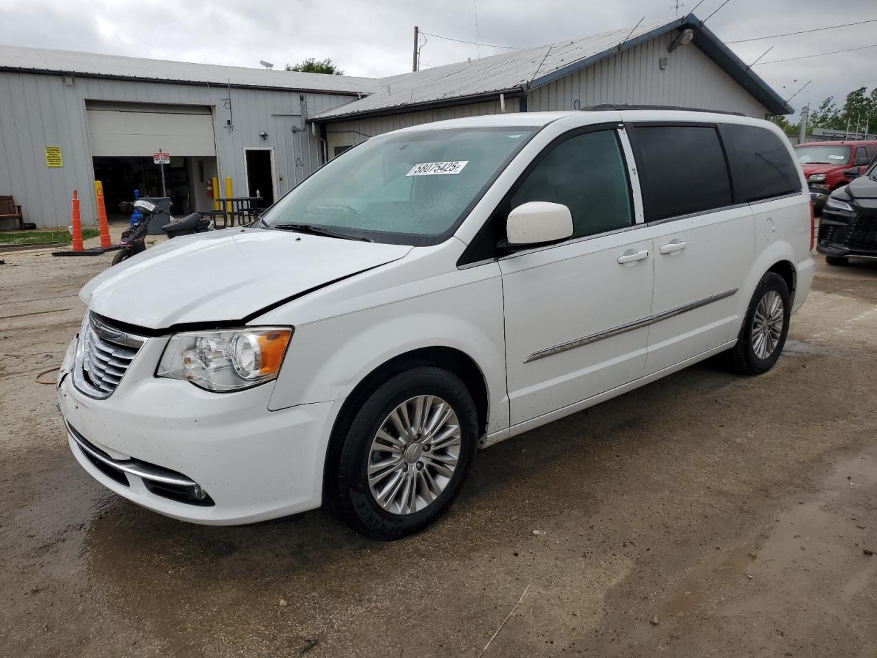 Pekin, IL에서 판매 중인 2015 Chrysler Town & Country Touring L - Front End