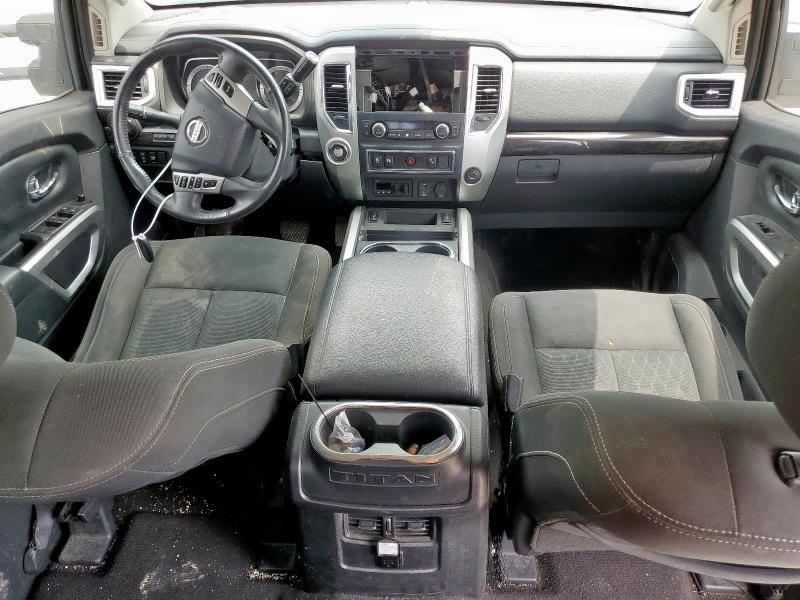 Pickups NISSAN TITAN 2016 Biały