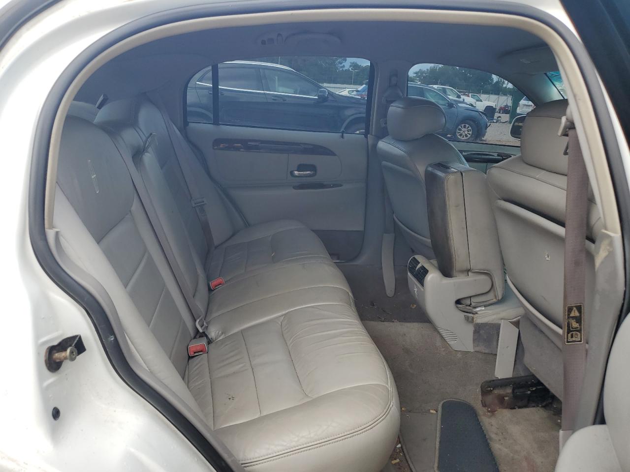 2002 Lincoln Town Car Executive VIN: 1LNHM81W02Y613809 Lot: 64947255