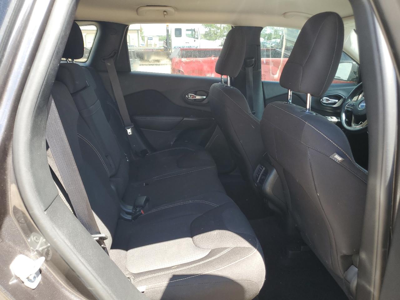 2016 Jeep Cherokee Latitude VIN: 1C4PJLCBXGW177110 Lot: 56589375