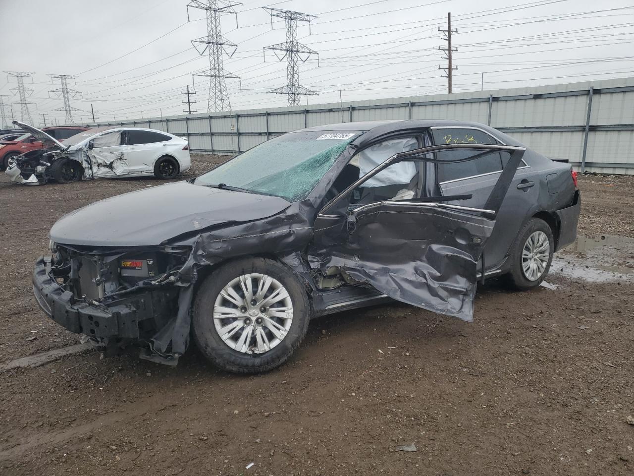 2014 Toyota Camry L продається в Elgin, IL - All Over