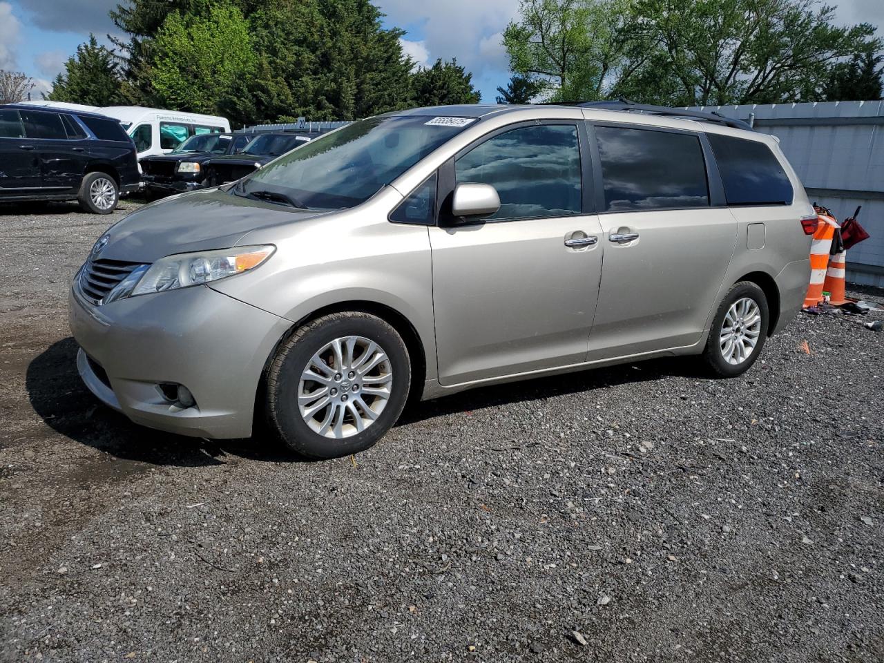 2015 Toyota Sienna Xle продається в Finksburg, MD - Minor Dent/Scratches