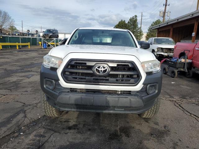 Pickups TOYOTA TACOMA 2017 Biały