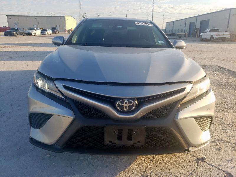  TOYOTA CAMRY 2018 Srebrny