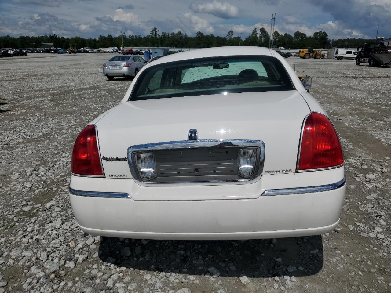 2010 Lincoln Town Car Signature Limited VIN: 2LNBL8CV6AX631260 Lot: 56726115