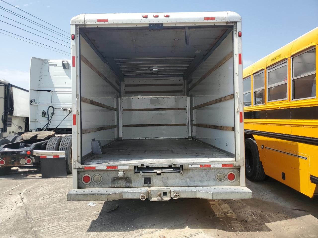 2009 Ford Econoline E450 Super Duty Cutaway Van VIN: 1FDXE45S99DA86847 Lot: 57088695