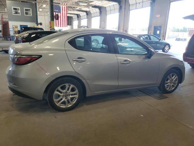  TOYOTA YARIS 2018 Srebrny
