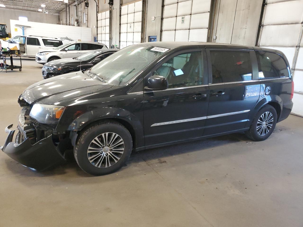 2014 Chrysler Town & Country S на продаже в Blaine, MN - Front End