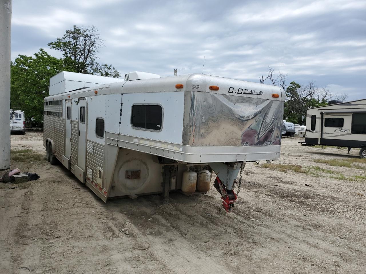 2005 C & C Horse Trailer იყიდება Wichita-ში, KS - Front End