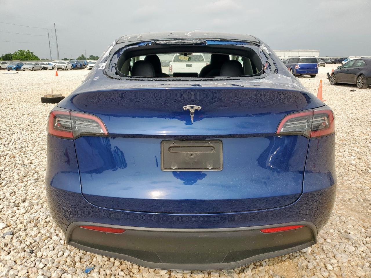 2024 Tesla Model Y VIN: 7SAYGDEDXRA327568 Lot: 56755505