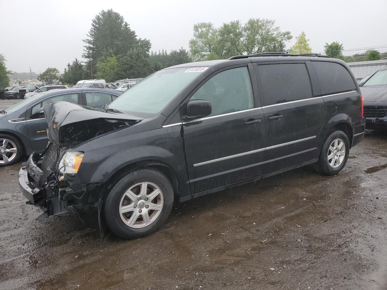 2010 Chrysler Town & Country Touring продається в Finksburg, MD - Front End