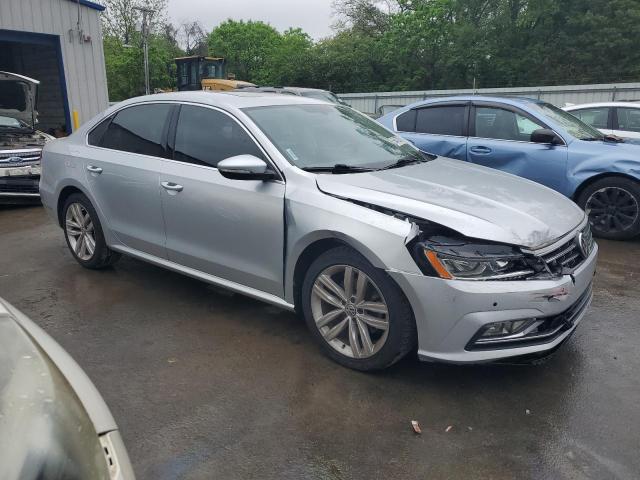  VOLKSWAGEN PASSAT 2018 Серебристый