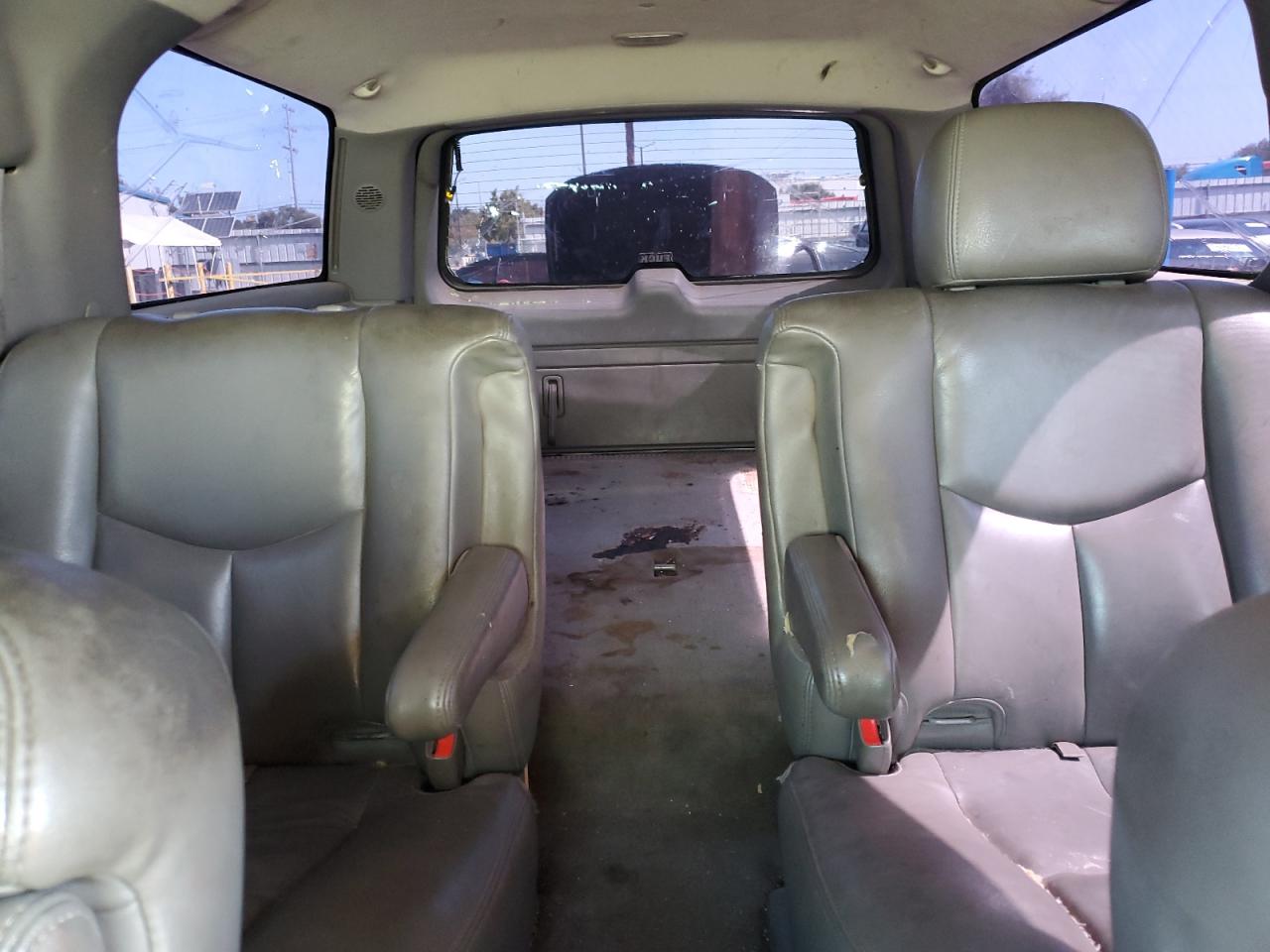 2005 Chevrolet Suburban C2500 VIN: 1GNGC26UX5R163664 Lot: 56362025