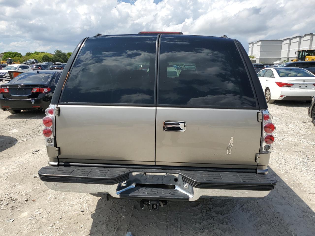 1999 Chevrolet Suburban C1500 VIN: 3GNEC16R8XG267165 Lot: 57030855