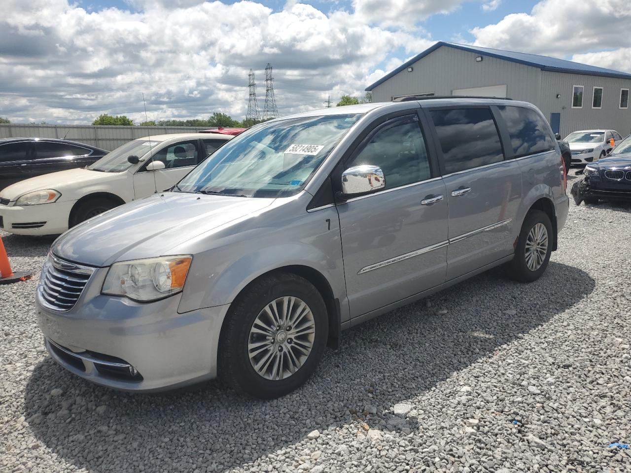 Barberton, OH에서 판매 중인 2013 Chrysler Town & Country Touring L - Front End
