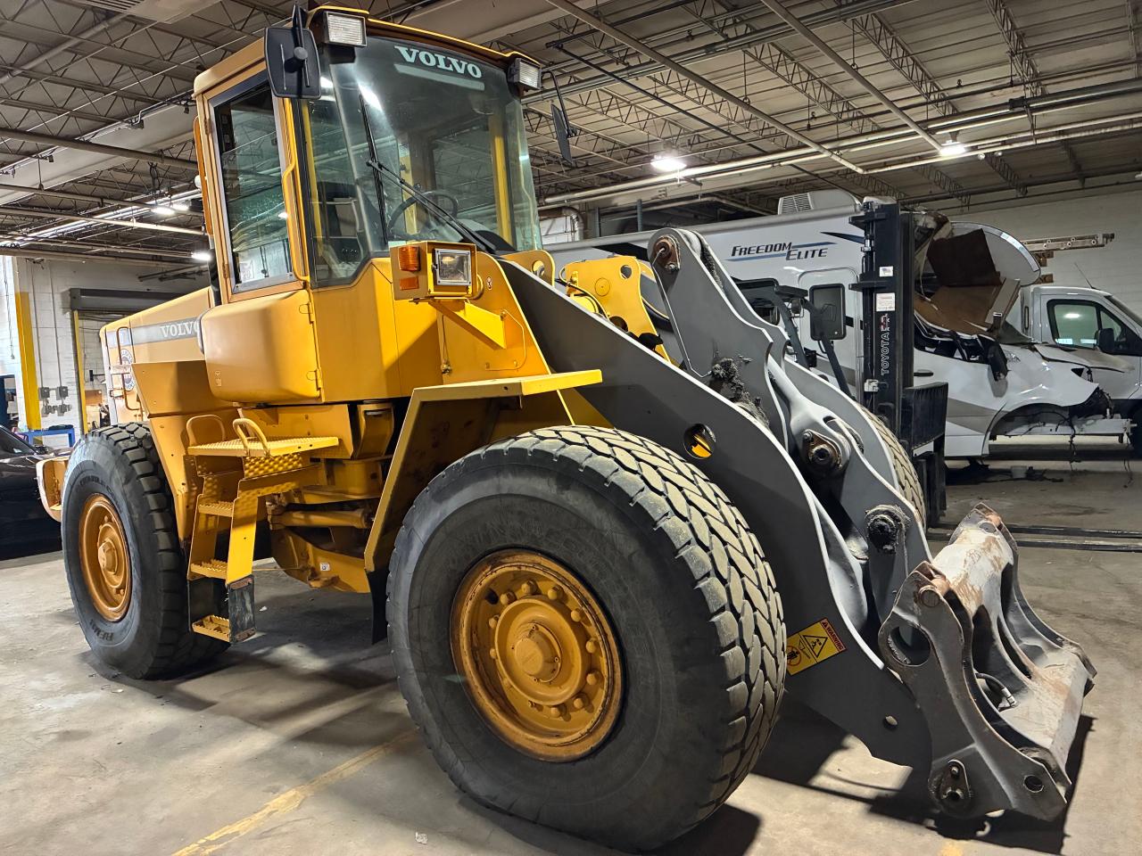 2001 Volvo L90D zu verkaufen in Elgin, IL - Minor Dent/Scratches