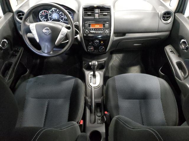 Hatchbacks NISSAN VERSA 2015 Srebrny