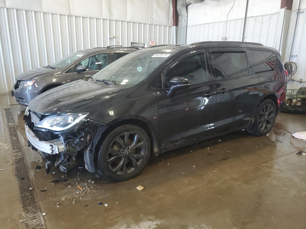 2019 Chrysler Pacifica Limited for Sale in Franklin, WI - Side