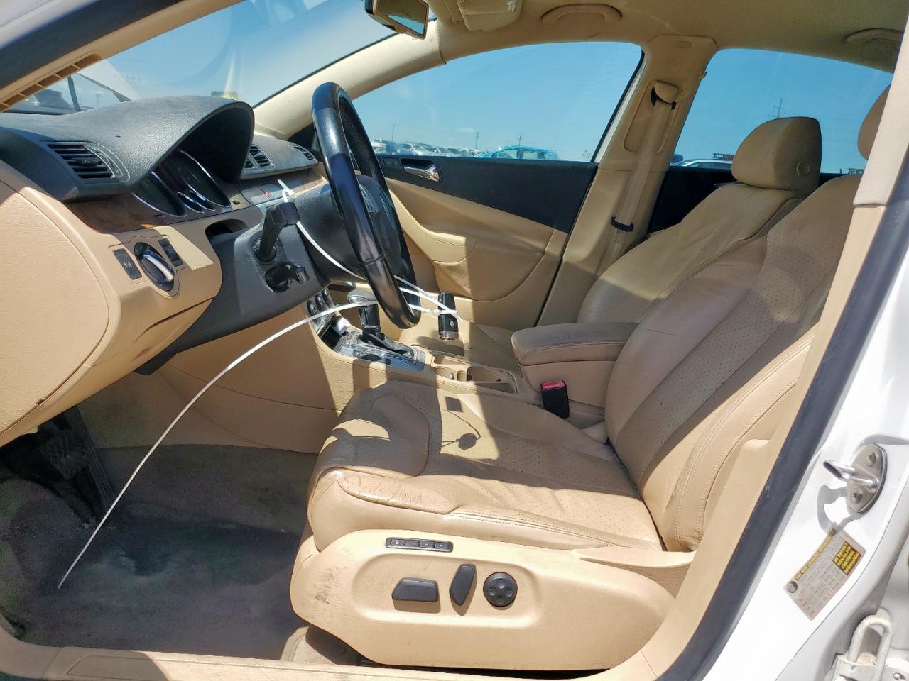 2007 Volkswagen Passat 2.0T Luxury Leather VIN: WVWEK73CX7P110960 Lot: 56097745