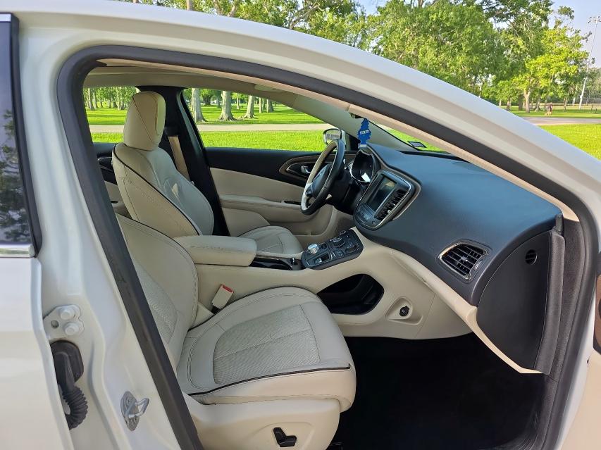 Sedans CHRYSLER 200 2015 White