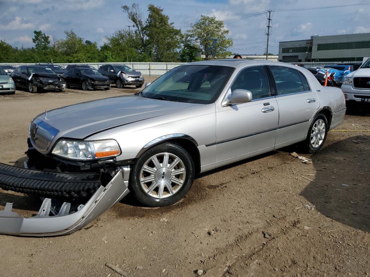 2011 Lincoln Town Car Signature Limited for Sale in Chicago Heights, IL - Front End