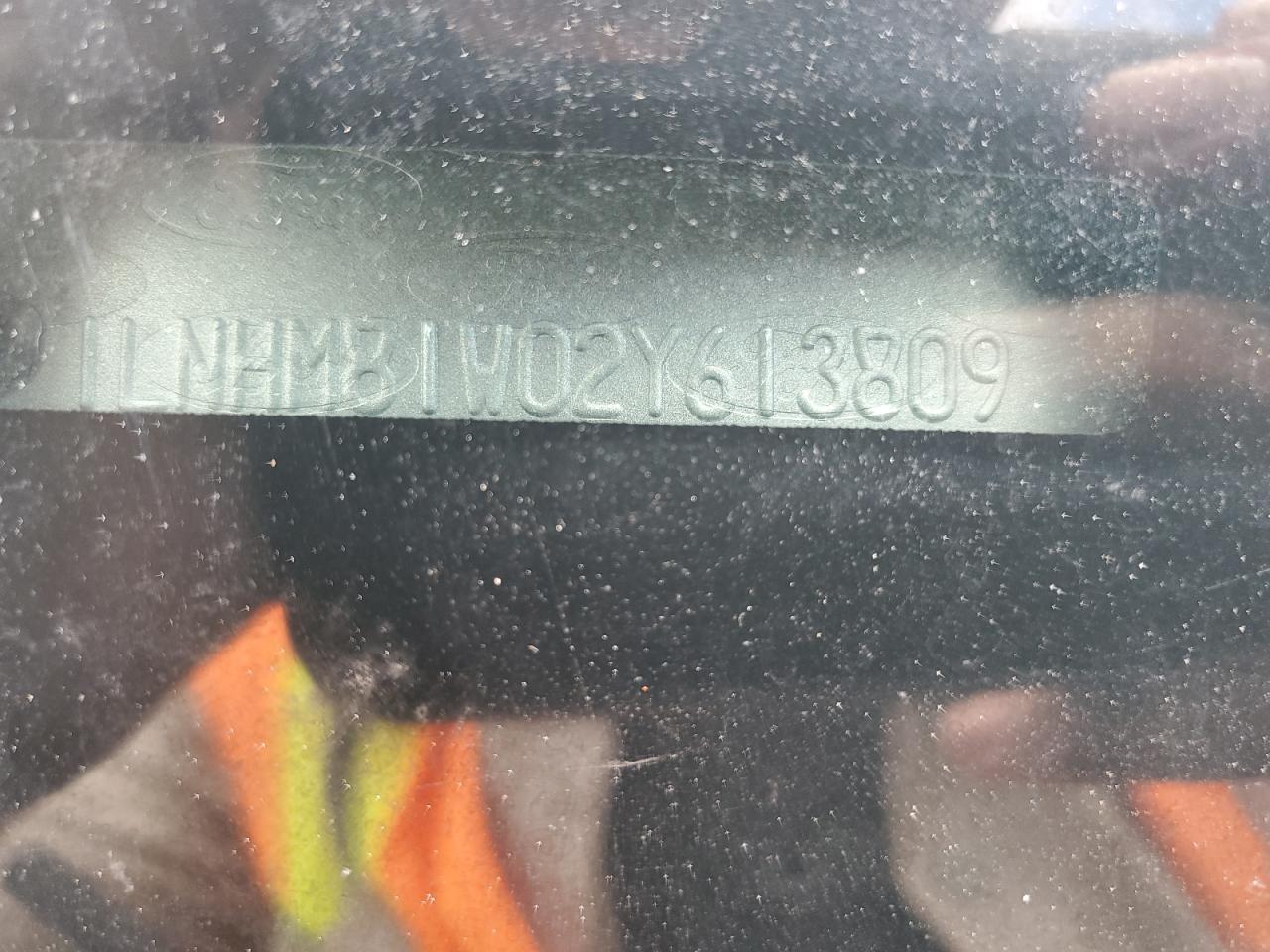 2002 Lincoln Town Car Executive VIN: 1LNHM81W02Y613809 Lot: 64947255