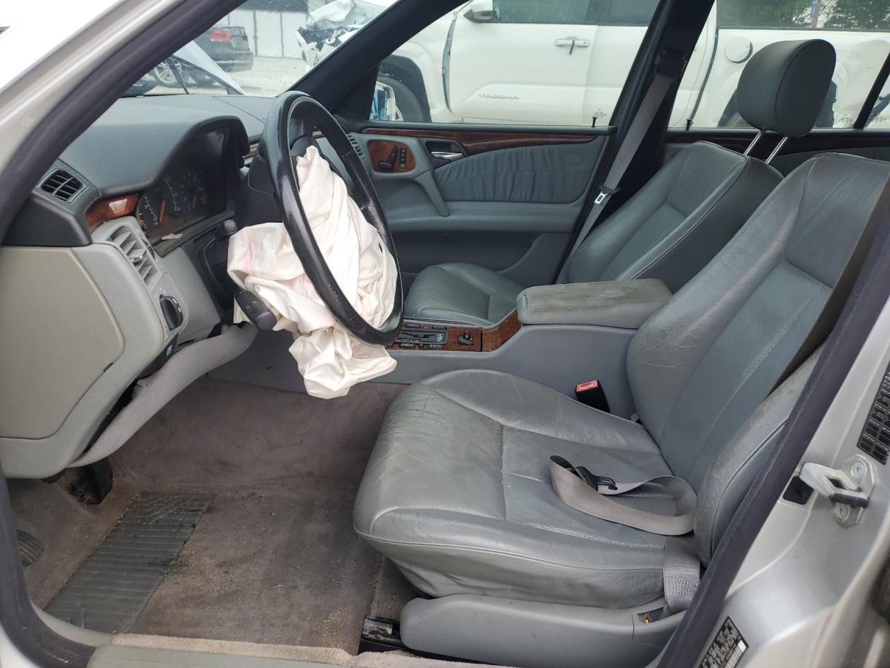 1998 Mercedes-Benz E 320 VIN: WDBJF65F0WA622702 Lot: 54737825