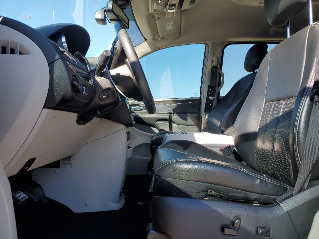 2011 Chrysler Town & Country Touring L VIN: 2A4RR8DG0BR617615 Lot: 58166175