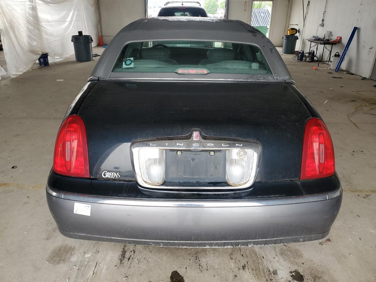 2001 Lincoln Town Car Signature VIN: 1LNHM82W41Y739121 Lot: 56738385