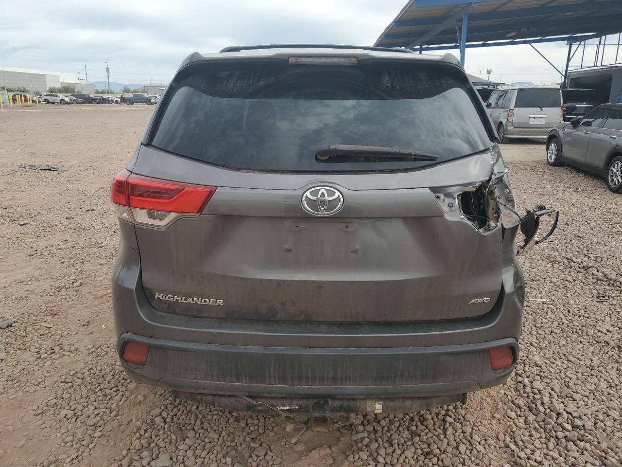 2018 Toyota Highlander Le VIN: 5TDBZRFHXJS812985 Lot: 58732535