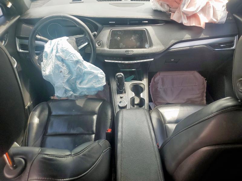  CADILLAC XT4 2021 Srebrny