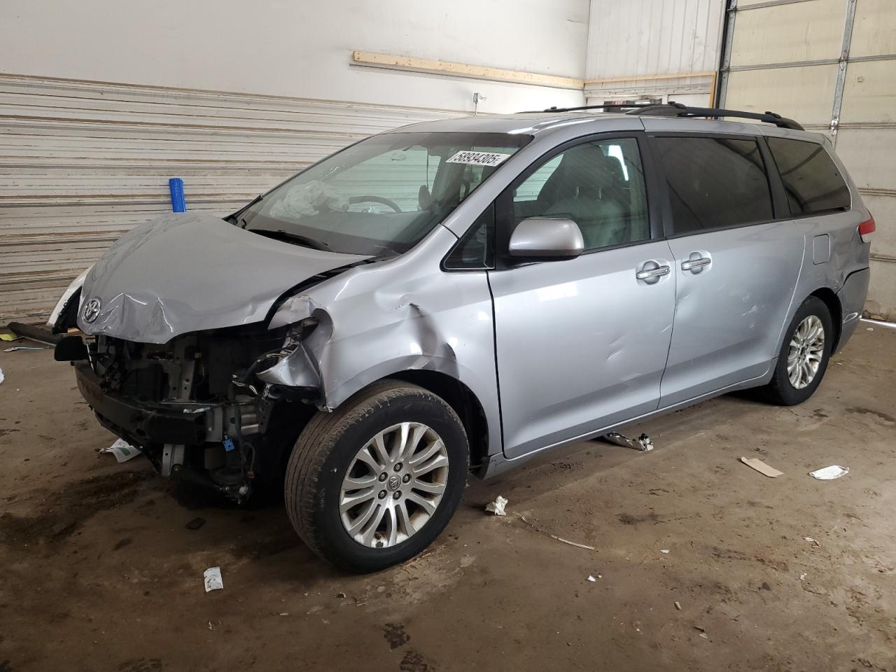 2013 Toyota Sienna Xle for Sale in Ham Lake, MN - Front End