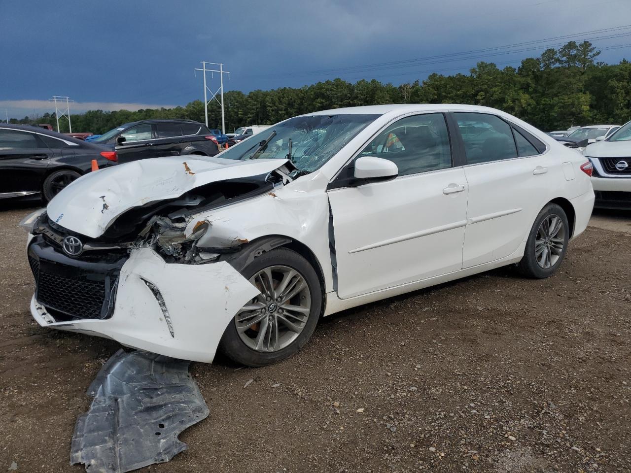 2016 Toyota Camry Le продається в Greenwell Springs, LA - Front End