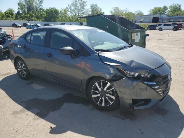  NISSAN VERSA 2024 Сріблястий