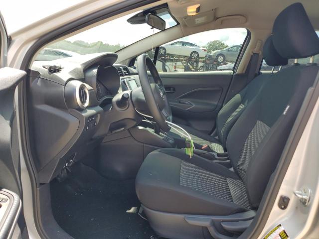  NISSAN VERSA 2024 Сріблястий