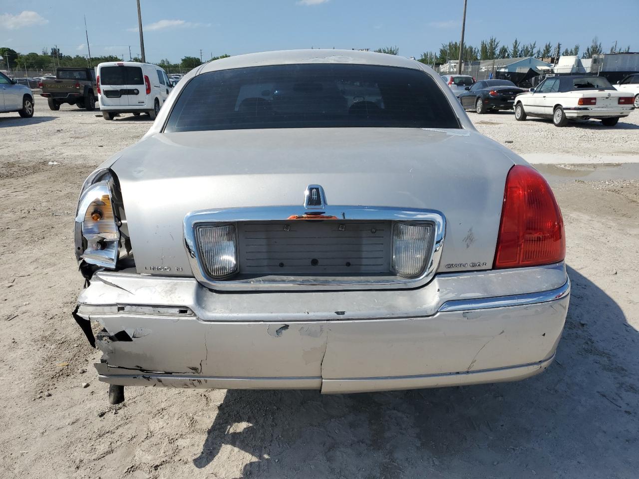 2009 Lincoln Town Car Signature Limited VIN: 2LNHM82V39X628630 Lot: 57118205