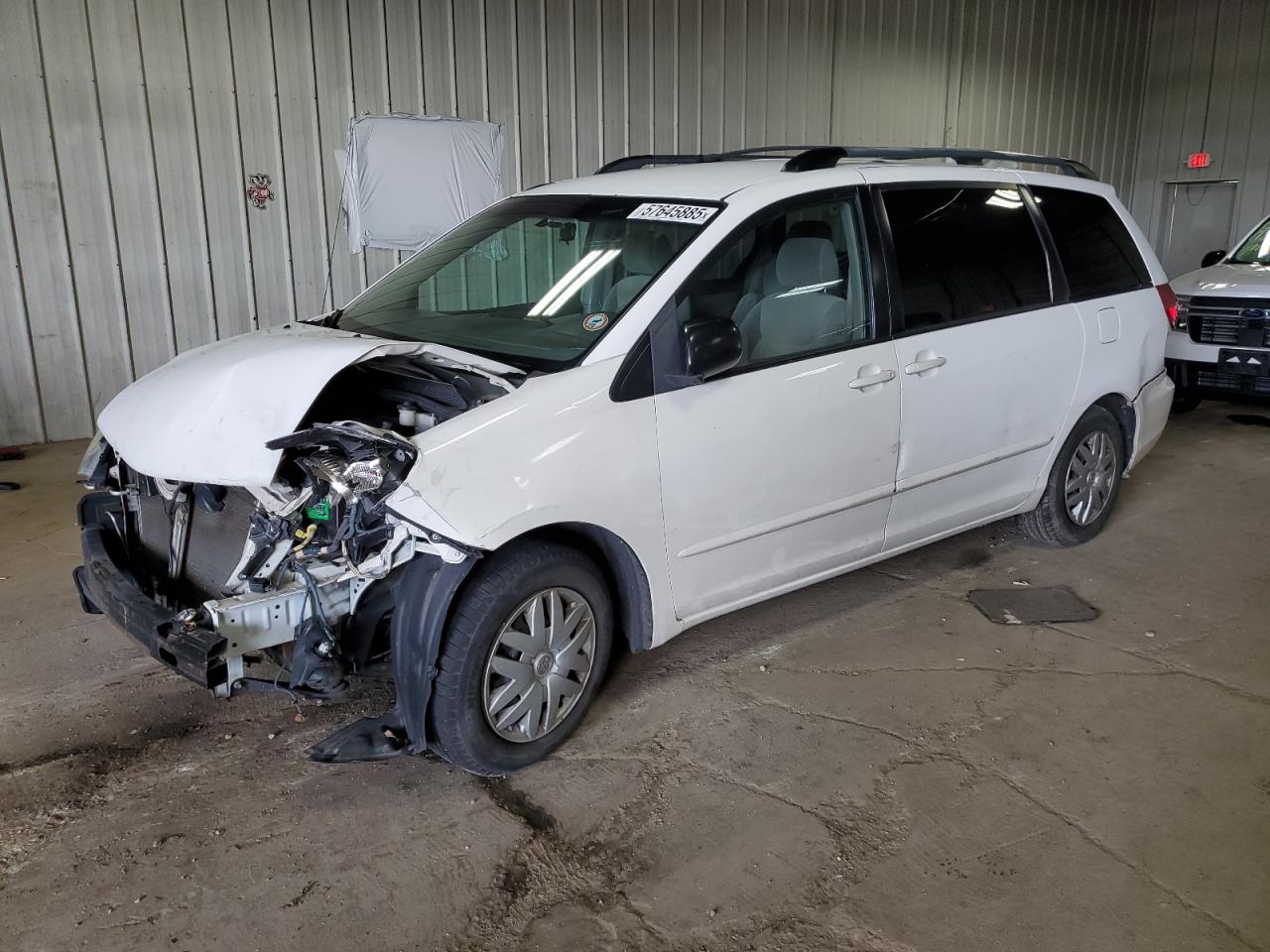 2008 Toyota Sienna Ce for Sale in Franklin, WI - Front End