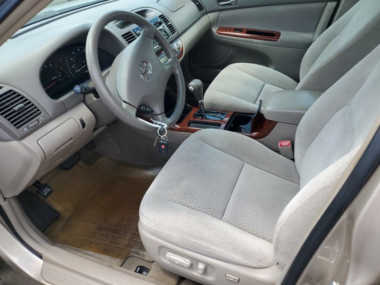 2004 Toyota Camry Le VIN: 4T1BF32K94U571035 Lot: 56749935