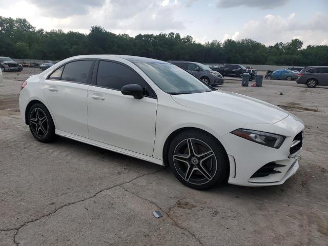  MERCEDES-BENZ A-CLASS 2019 Белы